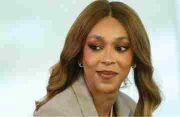  Erika Hilton acusa Nikolas Ferreira de usar celular perto de Bolsonaro 